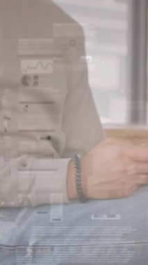 Akıllı telefon kullanan adamın istatistik ve veri işleme animasyonu. küresel iş, dijital arayüz ve teknoloji konsepti dijital olarak oluşturulmuş video.