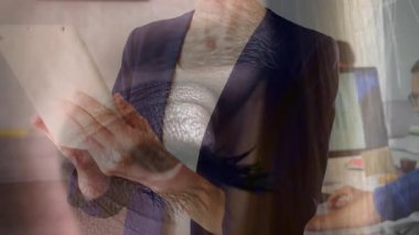 Teknoloji ofisinde tablet ekranı tıklatan olgun bir kadın. Taşıma kodu yükleme ve gözden geçirme işlemini başlatıyor. Teknoloji, dijital, yenilik, profesyonel, ofis, arayüz, bağlantı