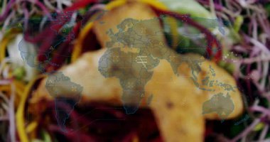 Tahta salata kasesi dünya haritasıyla kaplanıyor ve küresel veri ağını görselleştiriyor. Sağlık, beslenme, organik, taze, mutfak, dijital, teknoloji