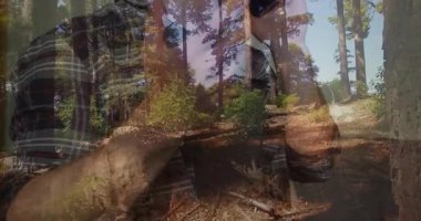 Orman sahnesi beliriyor. Yetişkin bir adam acil arama yapıyor ve teknolojiyle örtüşüyor. Doğa, orman, yürüyüş, iletişim, teknoloji, sükunet, açık hava