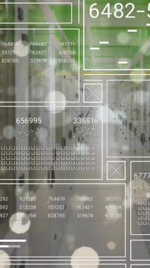 Veri işleme ile arayüzün animasyonu ve bilgisayar sunucu odasındaki beyaz parlak noktalar. Bilgisayar arayüzü ve iş teknolojisi kavramı