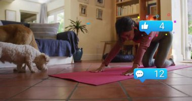 Diz çöküp pembe mindere basan kadın yorum baloncuklarını aktifleştiriyor. Fitness tahtası sırasında kalp simgeleri. Fitness, hayvanlar, sosyal medya, katılım, sağlık, aktivite, yerli