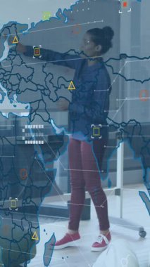 Modern ofis ortamında çeşitli takımların tartışması üzerine dünya haritası animasyonu. Takım çalışması, işbirliği, beyin fırtınası, küresel, kurumsal çeşitlilik