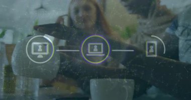 Bilgisayarlı akıllı telefon ikonlarını birbirine bağlayan yüzen bilgisayar teknisyenleri kahveyi titreşimli görüntü kaybıyla dolduruyor. İşbirliği, ağ oluşturma, iletişim, kahve molası, takım çalışması, dijital, modern