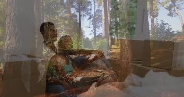 İç tasarımı başlatan kutuların arasına yerleşen bir çift çam ormanı manzarasını işaret ediyor. Romantik, huzur, ev, doğa, bağlantı, dinginlik, keşif