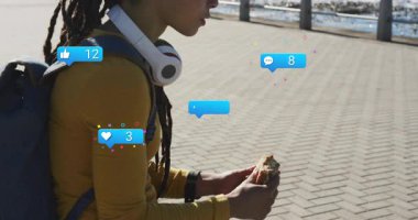 Rıhtımda sandviç yiyen bir kadın sosyal medya büyümesi sürücüsü, bilgilendirme simgeleri üretiyor. Kentsel, yaşam tarzı, teknoloji, bağlılık, dijital, gündelik, canlı