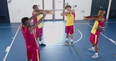 Takım arkadaşları kıvılcımlar saçarak kollarını açıp sporda vücut ısısına geçiyorlar. Sporcular, takım çalışması, ısınma, güç, esneklik, hareket, fitness