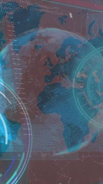Dünya haritası ve küresi üzerinde tarama yaparak veri işleme animasyonu. Küresel iş, bilgisayar ve dijital arayüz kavramı dijital olarak oluşturulmuş video.