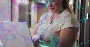 Koridordaki dizüstü bilgisayarın klavyesine yerleştirilen kadın ağ örtüsü oluşturuyor ve bilişim verileri yazıyor. Teknoloji, yenilik, dijital, bağlantı, işyeri, fütürist, analiz