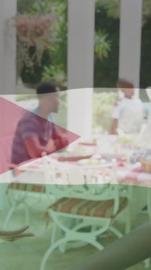 Burundi bayrağıyla kucaklaşan iki insan mutlu bir şekilde gülümsüyor. Kutlama, birlik, dostluk, kültür, milli gurur, birliktelik