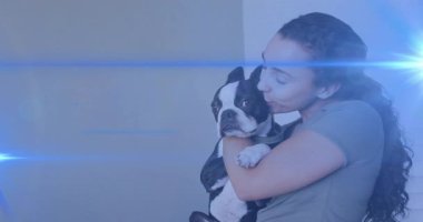 Evcil hayvan bakımını başlatan kadın, süpürülen mavi çizgilerin arasında sevgi dolu bir bağ gösteriyor. Hayvan sevgisi, arkadaşlık, şefkat, sükunet, şefkat, duygusal bağ, doğal ışık