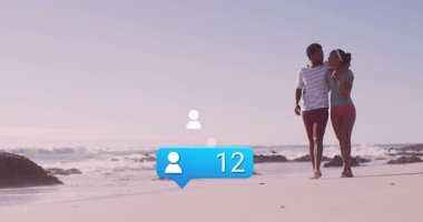 Sahilde yürüyen çift, takipçi baloncukları, konfetileri, ikonları ile sosyal medya büyümesini gösteriyor. Romantizm, deniz kenarı, kutlama, bağlantı, rahatlama, mutluluk, coşku