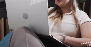 Yüzen kod yer değiştiren kamera görüntüsü kodlayıcının teknik dizüstü bilgisayardaki kodları gözden geçirdiğini gösteriyor. Teknoloji, yenilik, programlama, dijital, çalışma alanı, fütürist, konsantrasyon