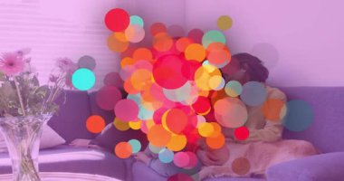 Kadınlar Golden Retriever 'ı gri koltukta okşayıp renkli daireler çizerek teknolojik demolara güç veriyorlar. Şefkat, arkadaşlık, rahatlama, konfor, uyum, okşama, organik