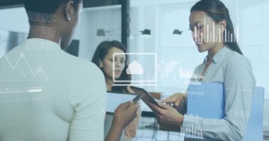 Üç meslektaşım tablet kaldırıyor, bulut simgesini analiz ediyor ortaya çıkıyor ve iş grafiklerine dönüşüyor. İşbirliği, analiz, takım çalışması, veri görselleştirme, iş zekası, modernlik, dijital araçlar