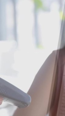 Asyalı bir kadının akıllı kaset kullanarak ödeme yapmasına karşı bilgisayar veri işleme sistemi. küresel finans ve bilgisayar teknolojisi.