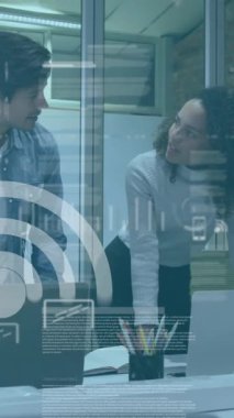 İkonların canlandırılması, çeşitli iş arkadaşlarının tartışması ve ofiste tokalaşması üzerine birden fazla grafik. Dijital bileşik, çoklu pozlama, rapor, iş dünyası, küresel, takım çalışması ve teknoloji kavramı.