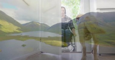 Köpek kapıdan giriyor. Tekerlekli sandalyeyi giriş için eşikten iterken yer açıyor. Yardımcı teknoloji, hareketlilik, bağımsızlık, kapsayıcılık, erişilebilirlik, uyarlanabilir, modern tasarım