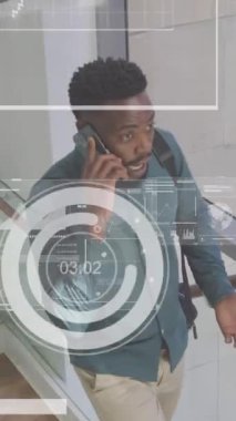 Akıllı telefon kullanan Afro-Amerikan bir adamın veri işleme animasyonu. Küresel iş, finans ve dijital arayüz kavramı dijital olarak oluşturulmuş video.