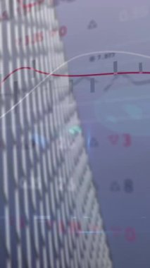 Şehir manzarası üzerinde finansal veri işleme animasyonu. Küresel finans, iş, bağlantılar, hesaplama ve veri işleme kavramı dijital olarak oluşturulmuş video.