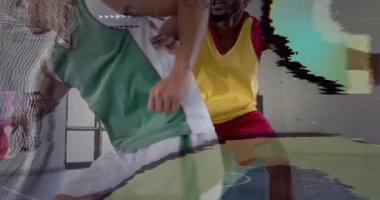 Basketbolcu defans baskısına maruz kalıyor, savruluyor ve savruluyor, potaya doğru gidiyor. Spor, rekabet, çeviklik, takım çalışması, dinamik, atletizm, enerjik