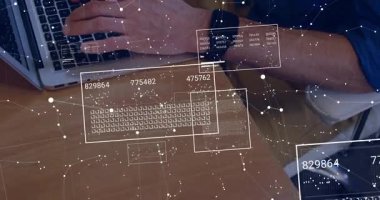 Dizüstü bilgisayarın klavyesinin üzerinde kaybolan kaplamalar, akıllı yazı yazan bir adamın atımları güncellemesine neden oluyor. Teknoloji, veri, dijital, yenilik, bağlantı, modern, profesyonel