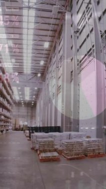 Boş bir depoda veri işleme animasyonu. küresel sevkiyat, dağıtım ve bağlantılar konsepti dijital olarak oluşturulmuş video.