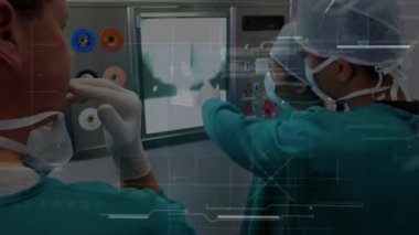 Kadın cerrah, kontrol kadranlarını gözlemlerken cerrahi teşhisi yönlendiriyor. Tıbbi, işbirliği, takım çalışması, klinik, tanı, analiz, yenilik