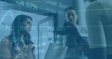 Tablet-tıkırdatma analisti, ekipler cihazlardaki finans verilerini incelerken hologram stok grafiklerini gösteriyor. İşbirliği, takım çalışması, teknoloji, veri görselleştirme, profesyonel, yenilik, finans