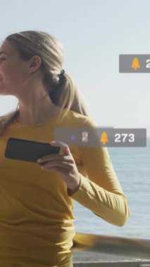 Okyanus tarafından selfie çekilen insanlar hakkında sosyal medya bilgilendirmeleri. Teknoloji, oto portre, plaj, açık hava, boş zaman, yaşam tarzı.