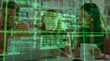 Kamera görüntüsü, yeşil kod şebekesi ile kodlama egzersizinde öğrencilere rehberlik eden bir rehber olduğunu gösteriyor. Eğitim, işbirliği, akıl hocalığı, teknoloji, öğrenme, yenilik, dijital