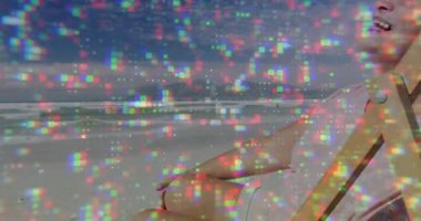 Kıyı şeridi seyahat reklamına gelen kıdemli bir kadın plaj sandalyesine kurulmuş ve okyanus dalgalarına gülüyor. Rahatlama, mutluluk, rahatlık, tatil, deniz kenarı, huzur, huzur.