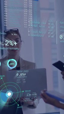 Veri ve finansal istatistik animasyonu, ofiste cam ekran kullanan iş adamları. finans, takım çalışması, teknoloji, toplantı, yenilik, analiz
