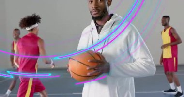 Koç basketbol tutarken ve oyuncular spor antrenmanı yaparken grafiksel kavisler süpürüyor. Atletik, takım çalışması, motivasyon, dinamik, modern, rekabet, fitness