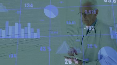 Doktor tableti tıkırdatıyor ve ofisteki yüzen tıbbi çizelgelerle etkileşime geçiyor. Veri görsellerini güncelliyor. Tıbbi, teknoloji, yenilik, veri, analitik, dijital, profesyonel