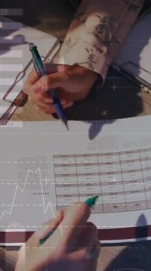 Bilgisayardaki el animasyonu dünya haritasında arıza ve akıllı telefon kullanan bir adam. Dijital olarak oluşturulan küresel iletişim ve veri işleme kavramı.