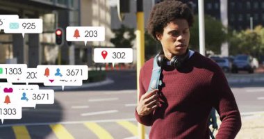 Yaya geçidinde yayalara dokunan akıllı adam teknik uyarıları yönetmek için uyarı simgeleri oluşturuyor. Teknoloji, kentsel, modern, giyilebilir, dijital, iletişim, yaşam tarzı