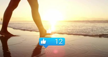 Kadın gün batımı sahilinde yürüyor, kumlara basıyor, pazarlamayı arttırıyor. Plaj, tatil, ilerleme, trend, rahatlama, mevsimlik, kutlama