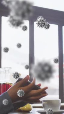 Akıllı telefondan ödeme yapan Afro-Amerikan kadın yerine virüs hücrelerinin canlandırılması. Küresel salgın, sağlık, bilim ve dijital arayüz kavramı dijital olarak oluşturulmuş video.