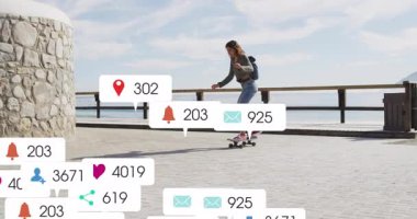 Kaykaycı deniz kenarındaki gezinti alanından itiyor, sosyal medya simgelerini etkinleştiriyor ve katılım artışını gösteriyor. Kentsel, boş, dijital, teknoloji, doğal, dinamik, enerjik