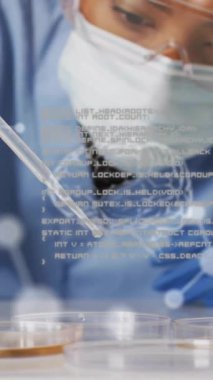 Deney yapan kadın bilim adamının bilimsel veri işleme animasyonu. Tıp, teknoloji ve dijital arayüz kavramı dijital olarak oluşturulmuş video.