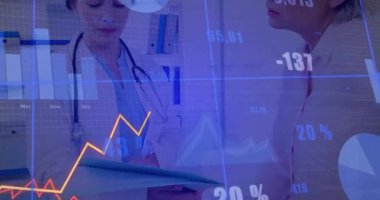 Doktor dosyaları çeviriyor ve hastaya sağlık verilerini anlatıyor. Canlandırılmış çizelgeler de tedaviyi destekliyor. Tıbbi, danışma, veri, sunum, profesyonellik, sağlık, analiz