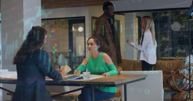 İş kadını tablet teslim ederken, yeşil başlıklı kadının formları gözden geçirmesine ve ikili sohbet sırasında imza atmasına yol açtı. Şirket, işbirliği, modern, profesyonel, belgeleme, takım çalışması, iletişim