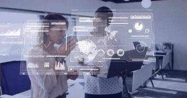 İş adamları, gözden geçirmek için holografik çizelgeler hazırlarken kahveyi yudumlayıp laptoplarını dinliyorlar. İşbirliği, veri görselleştirme, modern işyeri, analitik, profesyonel, teknolojik, takım çalışması