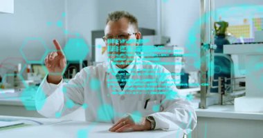 Kıdemli bilim adamı laboratuvar bankında holografik büyü arayüzüne dokunarak Cyan kod diyagramları oluşturuyor. Gelecekçi, yenilikçi, teknoloji, araştırma, dijital, steril, yüksek teknoloji