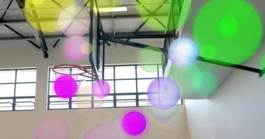 Başlangıçta çemberin etrafında yarı saydam daireler sürüklenirken çemberin altını çizerek kayboluyor. Soyut, spor, hareket, çağdaş, canlı, dinamik, fitness