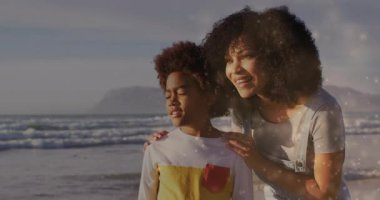 Anne, oğlunun bakışlarına eğilip gülümseyerek rehberlik ediyor. Oğul, seyahat ilhamı için buruna işaret ediyor. Aile, keşif, doğa, macera, bağlantı, boş zaman, açık hava