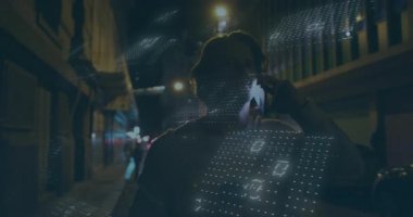 Akıllı telefona konuşan bir adam şehrin caddesini tarayan teknolojik veri şebekesini başlatıyor. Kentsel, teknoloji, dijital, bağlantı, siber, hareket, modern