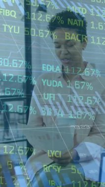 Ofiste çalışan iş kadınının finansal veri işleme animasyonu. Küresel iş, finans, bilgisayar ve veri işleme kavramı dijital olarak oluşturulmuş video.