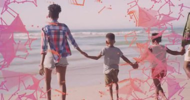 Aile ıslak kuma basıyor ve pembe mor şekillerle sörf yapmaya gidiyor. Aile, sahil şeridi, bağlantı, birlik, uyum, yaz, açık hava